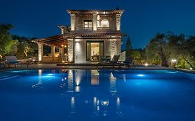 Tierra Verde, Luxury Retreat With 3 Acres Lush Garden